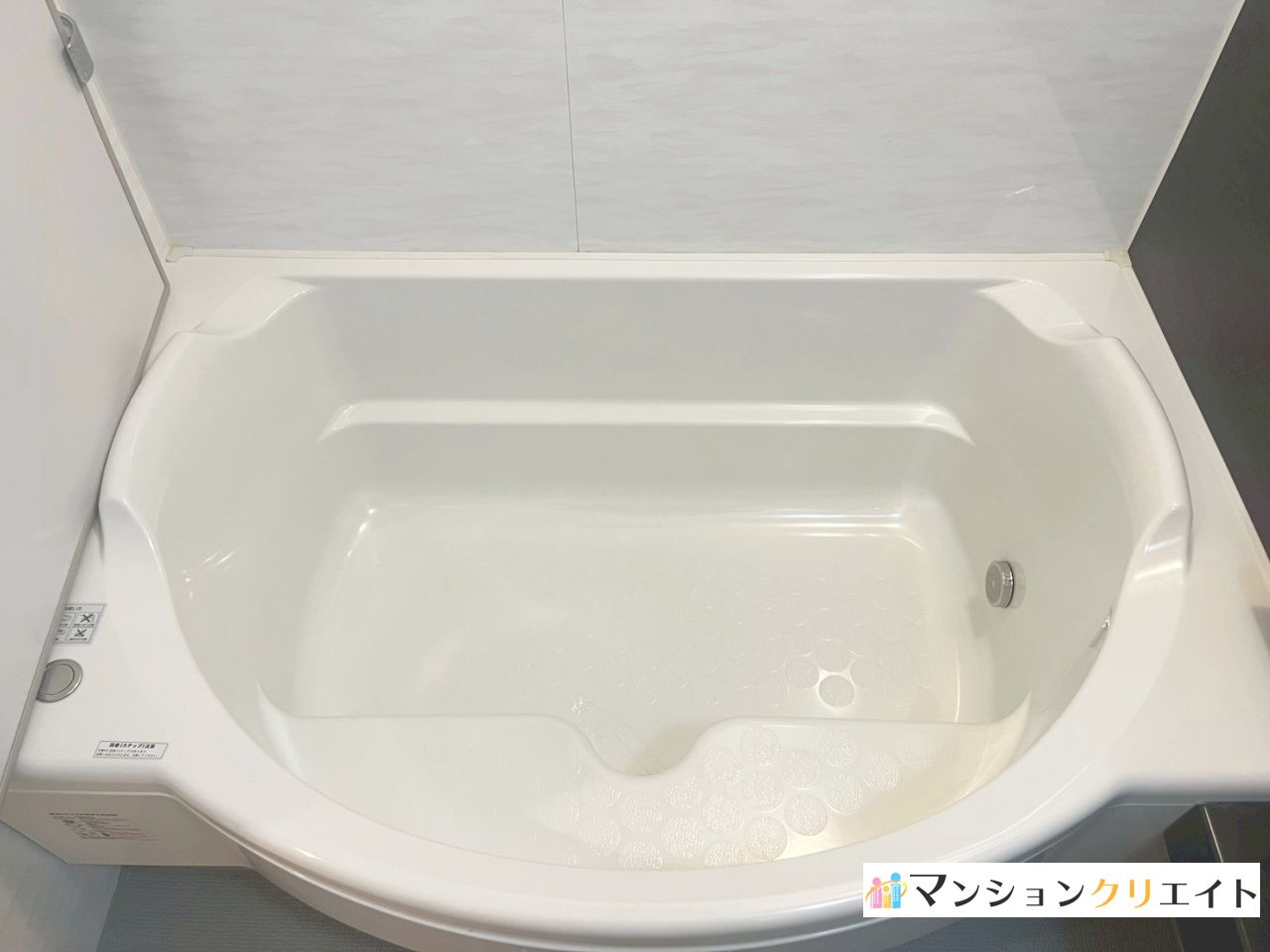 プレミスト大手さくら通りの浴室|D型ステップ付き浴槽
