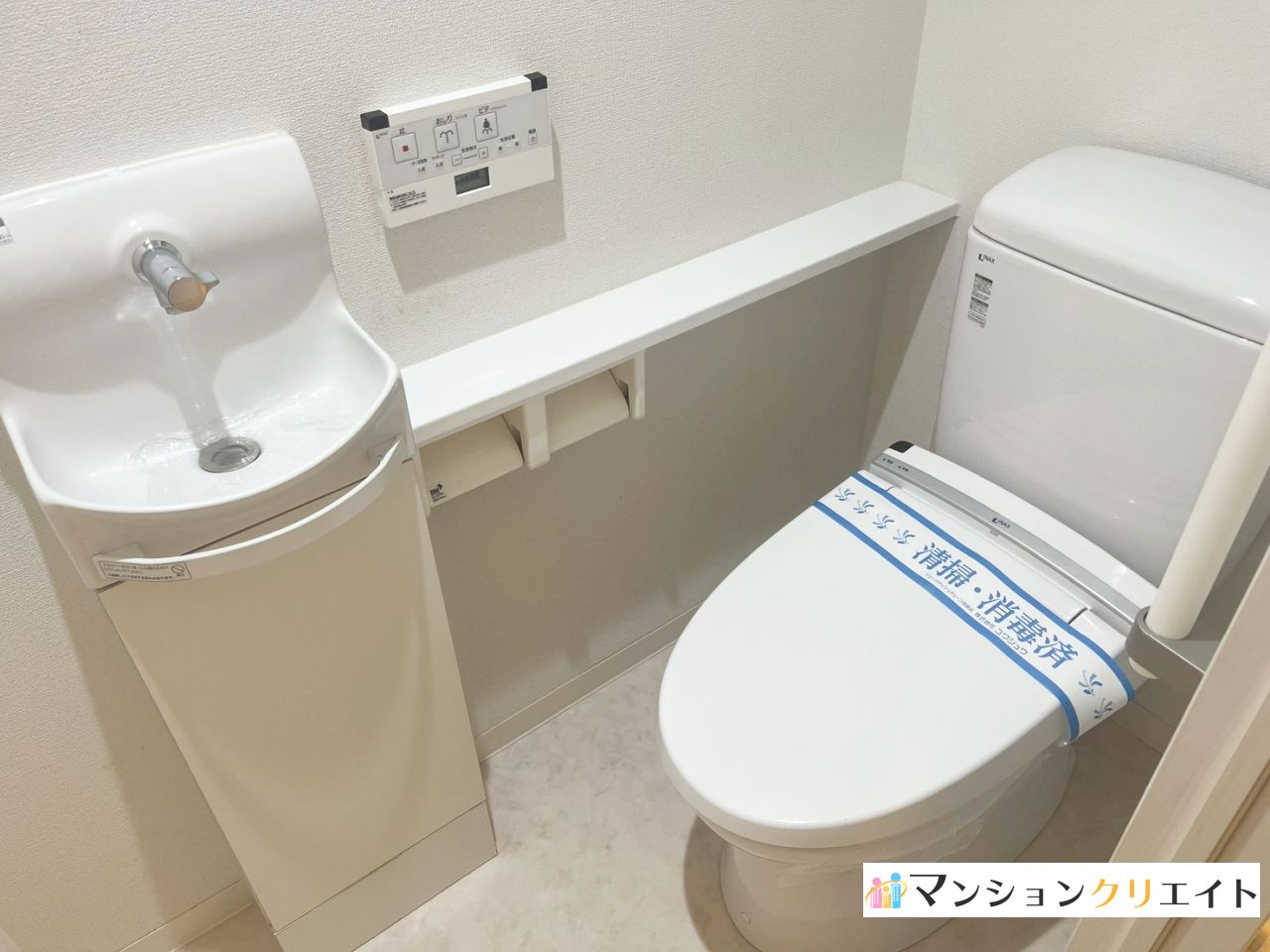 プレミスト大手さくら通りのトイレ|手洗いシンク、棚付き