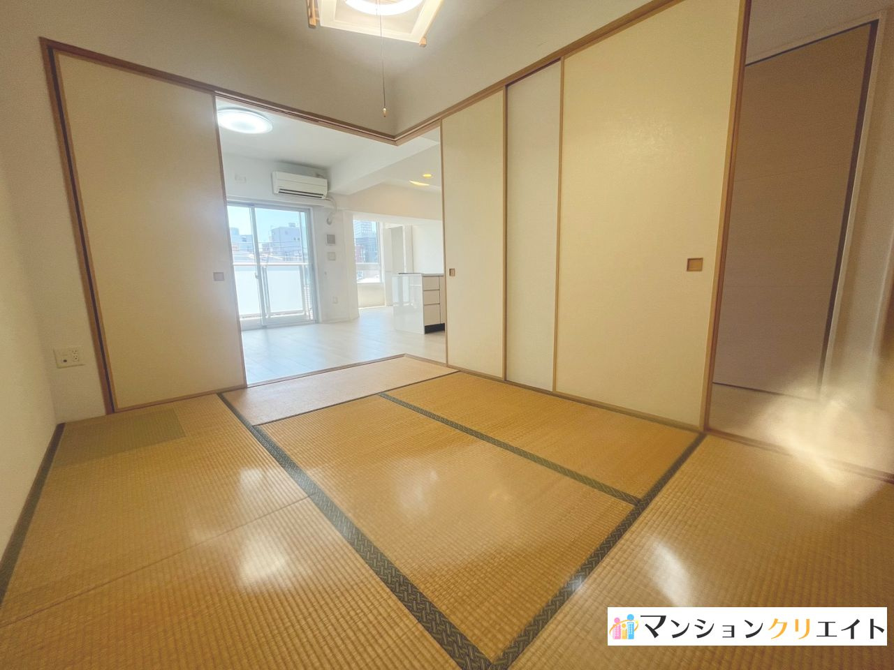 プレミスト大手さくら通りの和室|LDK横の和室6.0帖。襖を空けておけばリビングと一体として広く使用可能