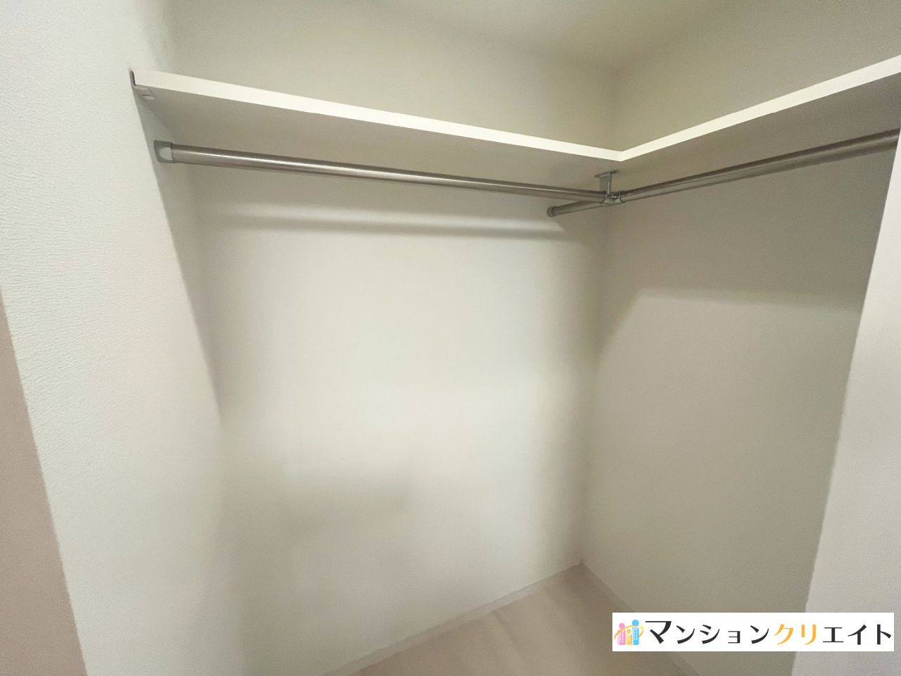 プレミスト大手さくら通りの収納|洋室7.0帖にあるウォークインクローゼット。収納に困らない広さ