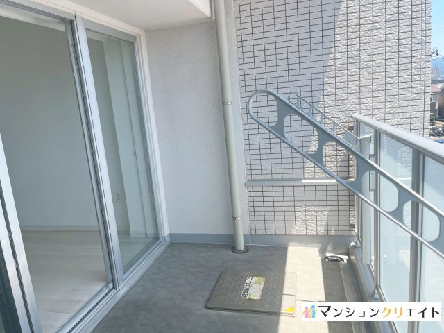 プレミスト大手さくら通りのバルコニー|南面バルコニー。非常時の避難ハッチが付いている為、安心です。