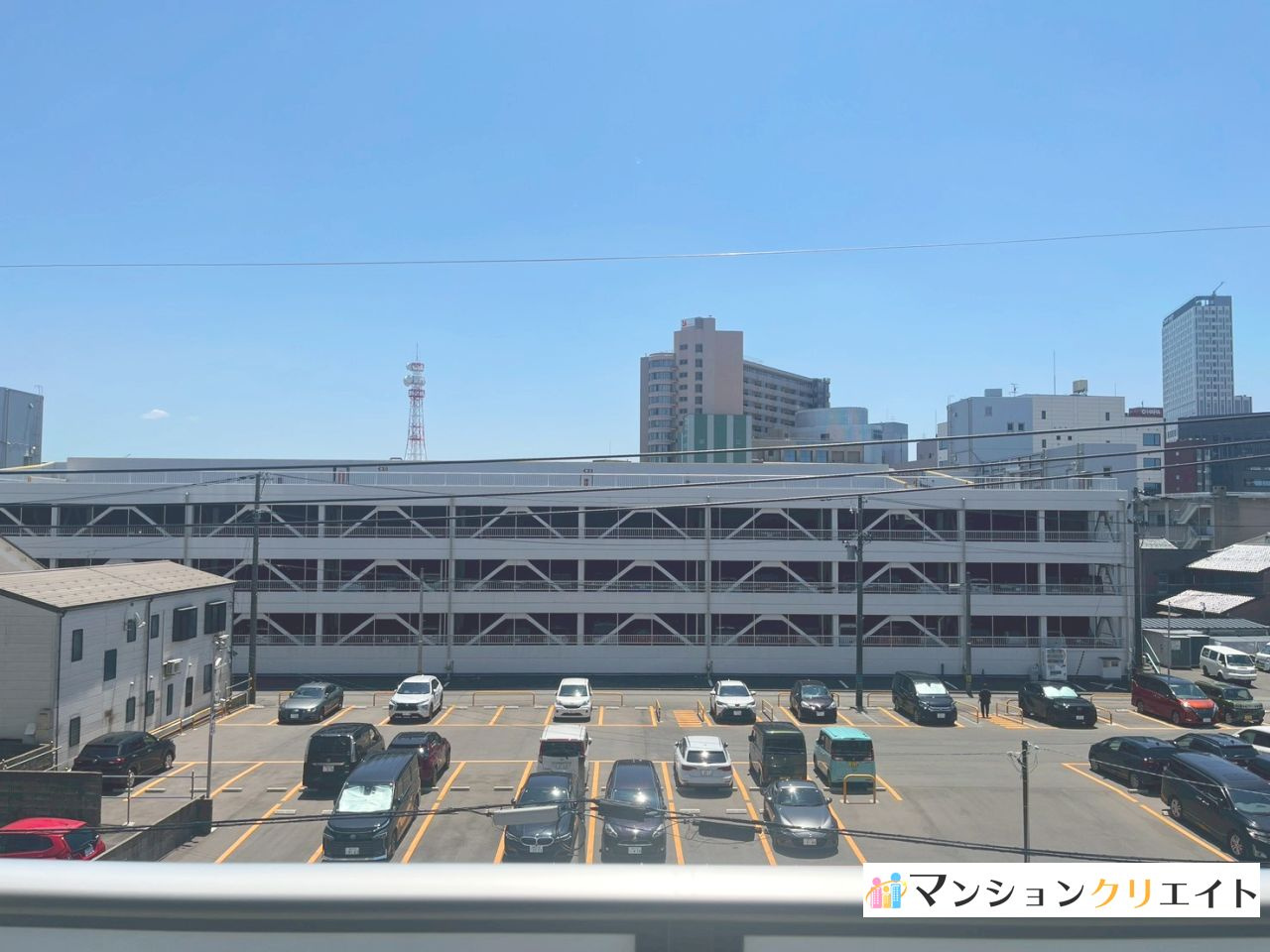 プレミスト大手さくら通りの展望|目の前はコインパーキングです