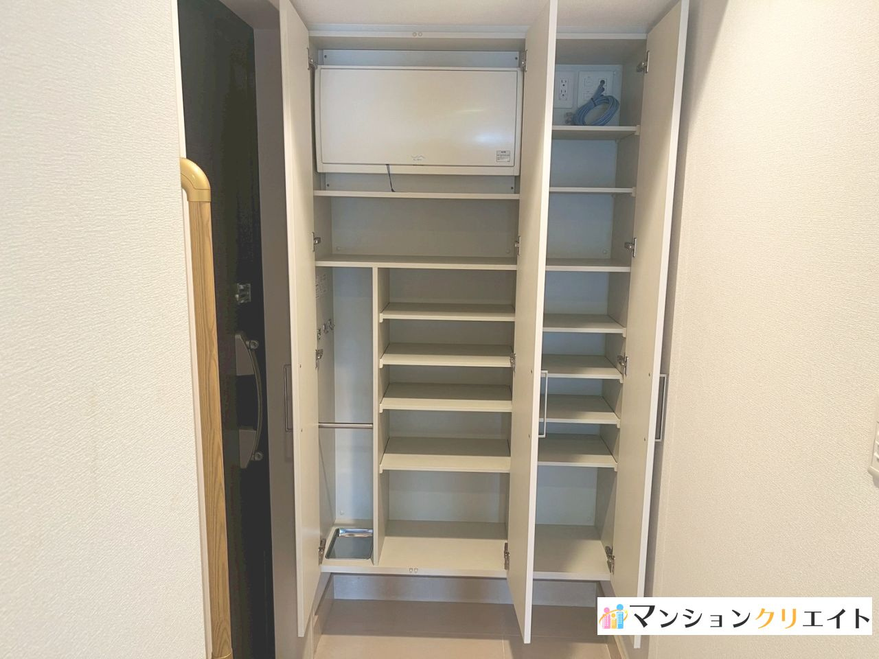 プレミスト大手さくら通りの収納|玄関のシューズボックス　分電盤も収納の中にあります