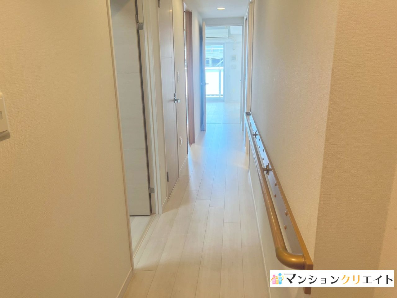 プレミスト大手さくら通りの内装|玄関廊下には手すりが設置。