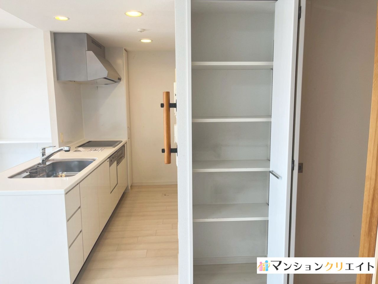 プレミスト大手さくら通りの収納|キッチンの手前にある物入スペース