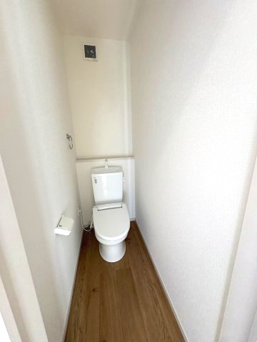 【トイレ】 | 大野城市中1丁目5期　1号棟（全1棟）【仲介手数料無料・0円】 | 現地写真。2階にもトイレです。