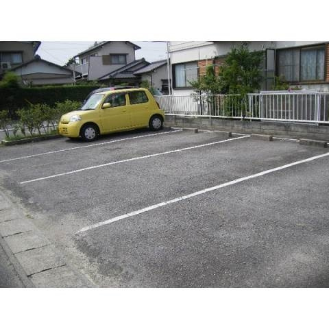 ハイツボヌールA・Bの駐車場