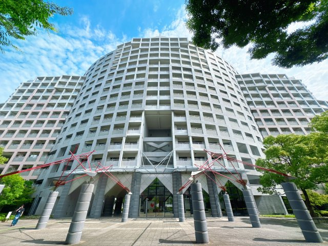 【外観】 | クリスタージュ壱番館☆仲介手数料無料☆ | 電柱の埋設された美しい都市景観が広がる百道浜。近隣の「百道中央公園」は四季折々の自然を感じられ、都会の喧騒を忘れさせてくれる憩いのスポットです。