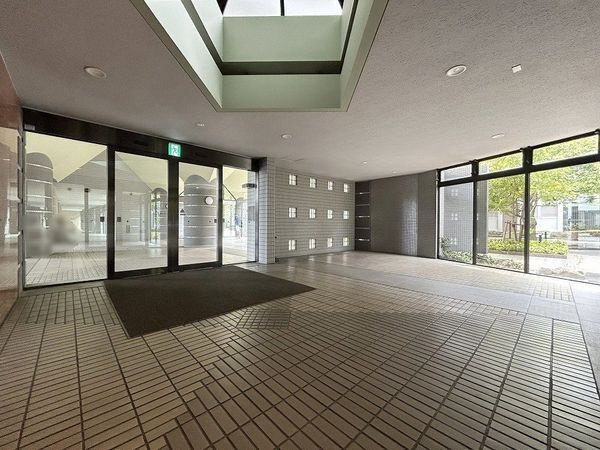 【その他】 | クリスタージュ壱番館☆仲介手数料無料☆ | 管理体制が良好で、エントランスや廊下などの共用部分は常にきれいに保たれています。住まう方の満足度を高める、落ち着きと気品に満ちた住環境です。
