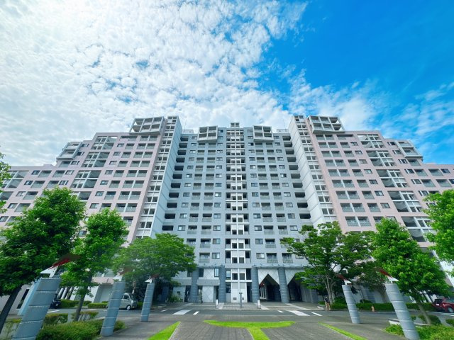【外観】 | クリスタージュ壱番館☆仲介手数料無料☆ | 小学校や公園が徒歩圏内に点在する、緑豊かで穏やかなエリアです。お子様の通学や休日のお出かけにも便利な環境が整っており、家族の時間を大切にできる街並みが魅力です。
