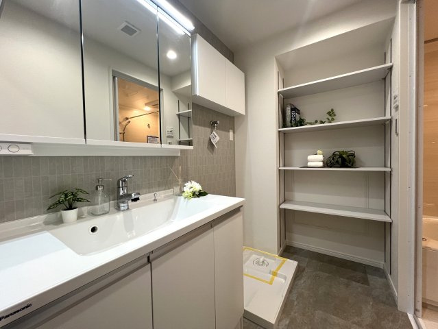 学校もスーパーも超近い！！１階のお部屋でも陽当たり文句なし♪専用庭はお好きなようにアレンジして楽しんで♪【リノベ／横浜パークタウンD棟】の独立洗面台|独立洗面台です
