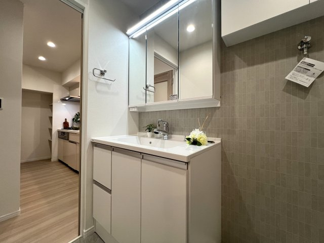 学校もスーパーも超近い！！１階のお部屋でも陽当たり文句なし♪専用庭はお好きなようにアレンジして楽しんで♪【リノベ／横浜パークタウンD棟】の独立洗面台|独立洗面化粧台が付いています