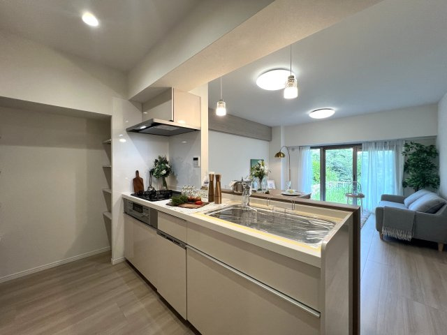 学校もスーパーも超近い！！１階のお部屋でも陽当たり文句なし♪専用庭はお好きなようにアレンジして楽しんで♪【リノベ／横浜パークタウンD棟】のキッチン|お料理しやすいキッチンです