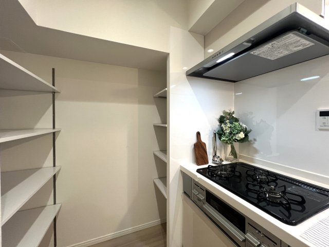 学校もスーパーも超近い！！１階のお部屋でも陽当たり文句なし♪専用庭はお好きなようにアレンジして楽しんで♪【リノベ／横浜パークタウンD棟】のキッチン|キッチンでお料理をお楽しみください