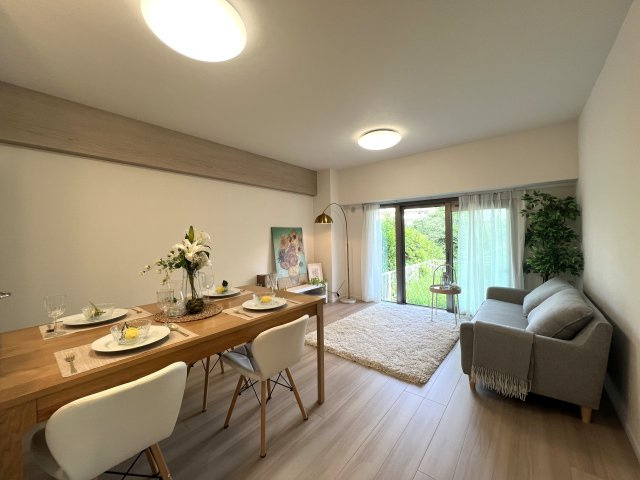 学校もスーパーも超近い！！１階のお部屋でも陽当たり文句なし♪専用庭はお好きなようにアレンジして楽しんで♪【リノベ／横浜パークタウンD棟】の居間・リビング|こちらのリビングで趣味の時間をお楽しみください