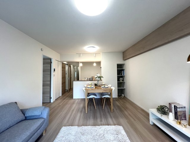 学校もスーパーも超近い！！１階のお部屋でも陽当たり文句なし♪専用庭はお好きなようにアレンジして楽しんで♪【リノベ／横浜パークタウンD棟】の居間・リビング|ゆったりとした居間です