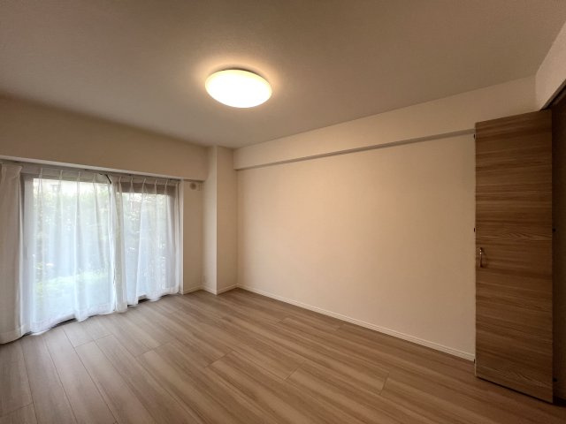 学校もスーパーも超近い！！１階のお部屋でも陽当たり文句なし♪専用庭はお好きなようにアレンジして楽しんで♪【リノベ／横浜パークタウンD棟】の洋室|きれいな洋室です