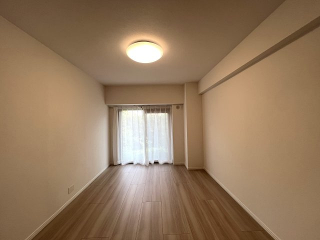 学校もスーパーも超近い！！１階のお部屋でも陽当たり文句なし♪専用庭はお好きなようにアレンジして楽しんで♪【リノベ／横浜パークタウンD棟】の洋室|個人の部屋や寝室として使える洋室です