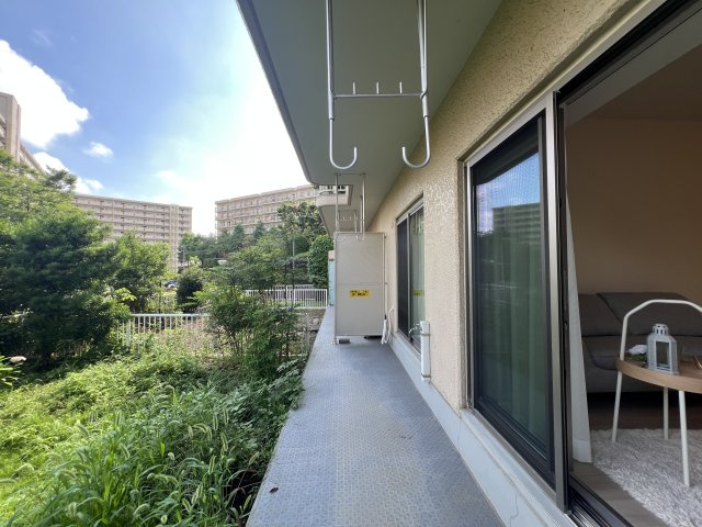 学校もスーパーも超近い！！１階のお部屋でも陽当たり文句なし♪専用庭はお好きなようにアレンジして楽しんで♪【リノベ／横浜パークタウンD棟】のバルコニー|暖かな日差しのふりそそぐバルコニー