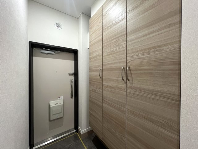 学校もスーパーも超近い！！１階のお部屋でも陽当たり文句なし♪専用庭はお好きなようにアレンジして楽しんで♪【リノベ／横浜パークタウンD棟】の玄関|きれいな玄関です