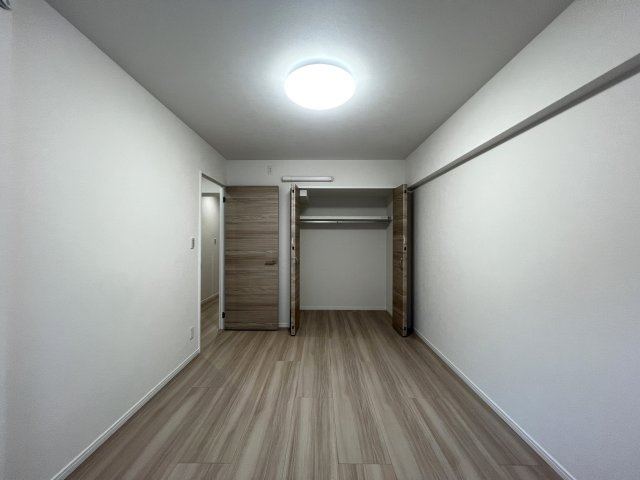学校もスーパーも超近い！！１階のお部屋でも陽当たり文句なし♪専用庭はお好きなようにアレンジして楽しんで♪【リノベ／横浜パークタウンD棟】の洋室|使い勝手のいい洋室です