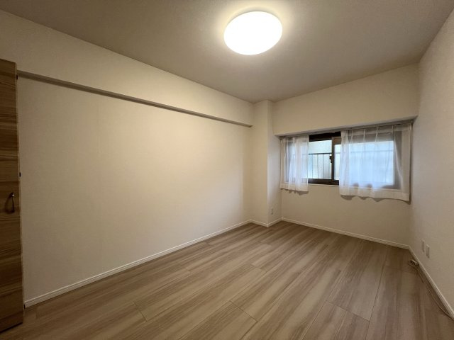 学校もスーパーも超近い！！１階のお部屋でも陽当たり文句なし♪専用庭はお好きなようにアレンジして楽しんで♪【リノベ／横浜パークタウンD棟】の洋室|使い勝手のいい洋室です