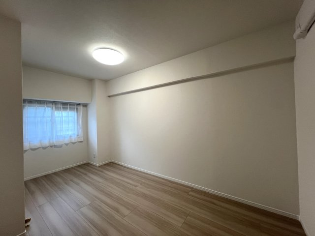 学校もスーパーも超近い！！１階のお部屋でも陽当たり文句なし♪専用庭はお好きなようにアレンジして楽しんで♪【リノベ／横浜パークタウンD棟】の洋室|明るい洋室です