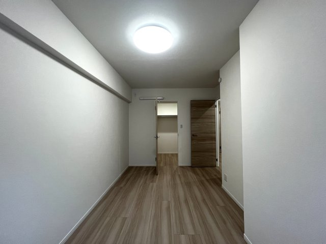 学校もスーパーも超近い！！１階のお部屋でも陽当たり文句なし♪専用庭はお好きなようにアレンジして楽しんで♪【リノベ／横浜パークタウンD棟】の洋室|使い勝手のいい洋室です