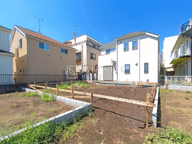【外観】 | 青く澄み渡った綺麗な空と、陽の光をたっぷりと受ける、そんな新築住宅で新生活をスタートしてみませんか？見学・ご相談等、ミライズホーム(株)までお気軽にご連絡下さい。