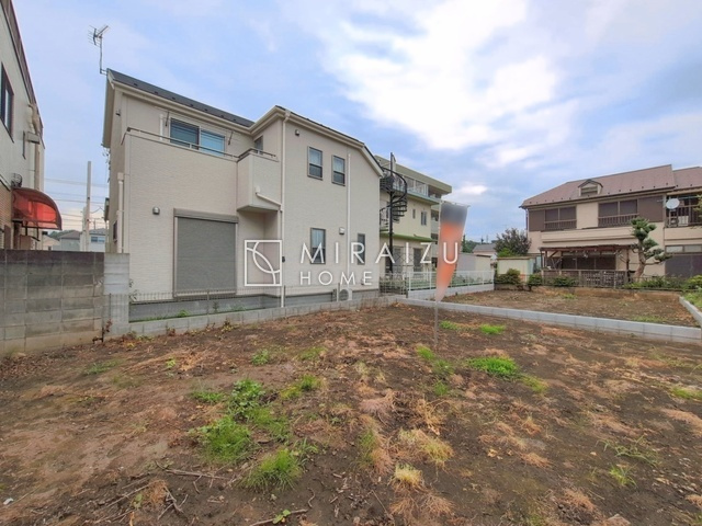 【外観】 | 青く澄み渡った綺麗な空と、陽の光をたっぷりと受ける、そんな新築住宅で新生活をスタートしてみませんか？見学・ご相談等、ミライズホーム(株)までお気軽にご連絡下さい♪