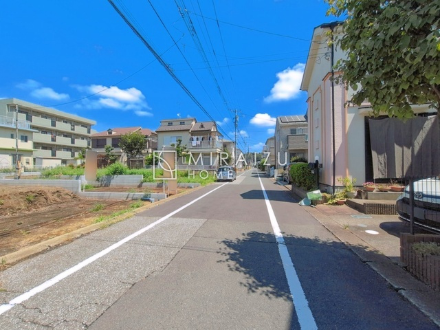 【前面道路含む現地写真】 | プライバシー性と開放感を高める住環境。陽当たりの良い開かれたロケーションを活かし、心地よい暮らしをプランニング