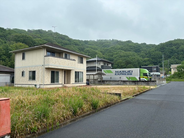 赤磐市桜が丘東1丁目　中古戸建の前面道路含む現地写真