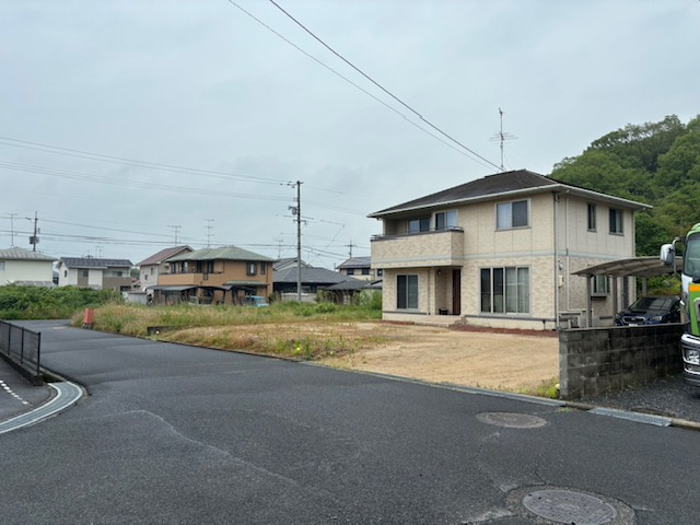 赤磐市桜が丘東1丁目　中古戸建の前面道路含む現地写真