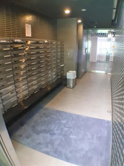 レジディア市谷薬王寺のロビー|メールボックス 