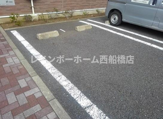 メゾン・ジュネスの駐車場