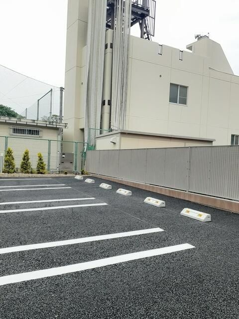 福生市大字福生のアパートの駐車場