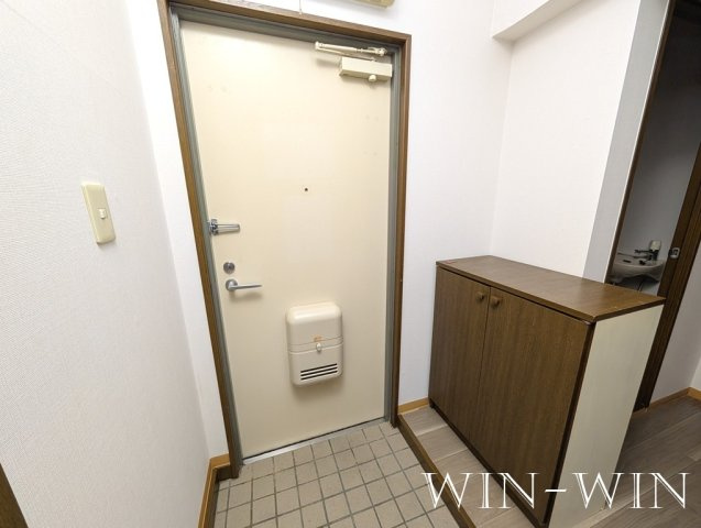 WEST COURT N棟の玄関