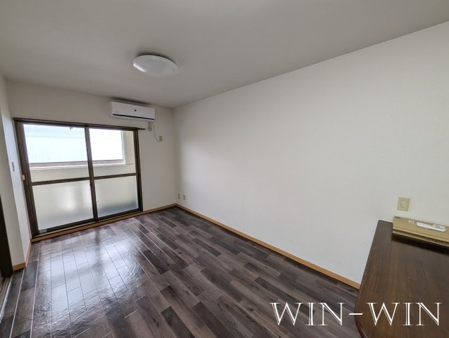 WEST COURT N棟の居間・リビング