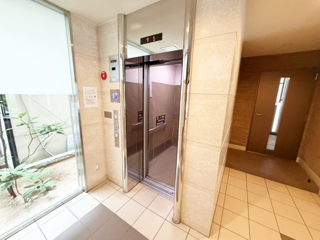 小西マンションのエントランス