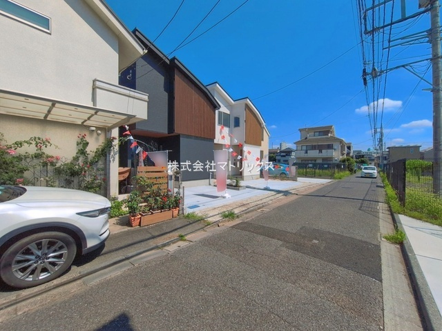 練馬区関町南1丁目　並列2台駐車×LDK20帖超　リラックス邸宅の前面道路含む現地写真