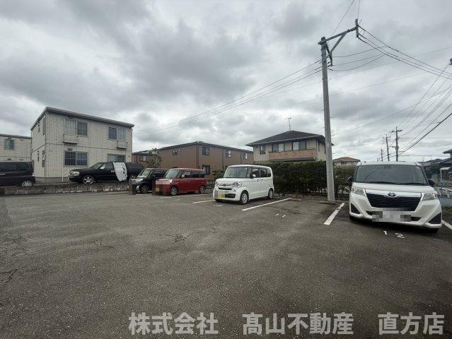直方市大字感田のアパートの駐車場