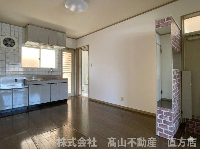 直方市大字感田のアパートの居間・リビング