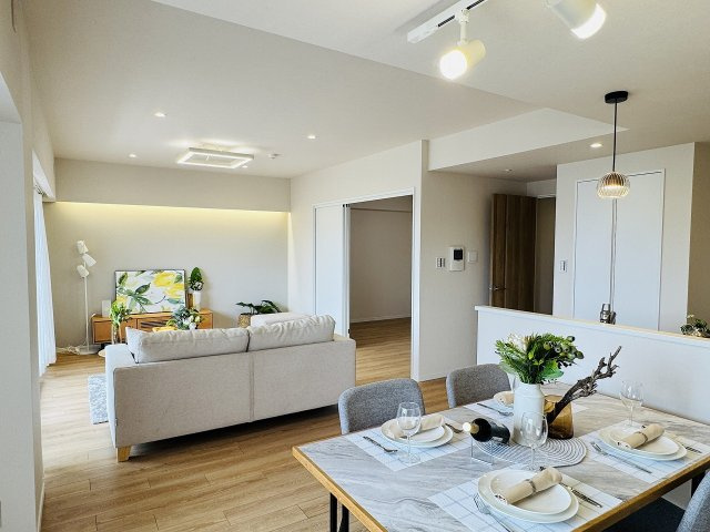 パークフィーネ南大沢４番館の居間・リビング|～22.8帖の明るく開放感のあるLDK、家族団欒の時間をお過ごしいただけます～