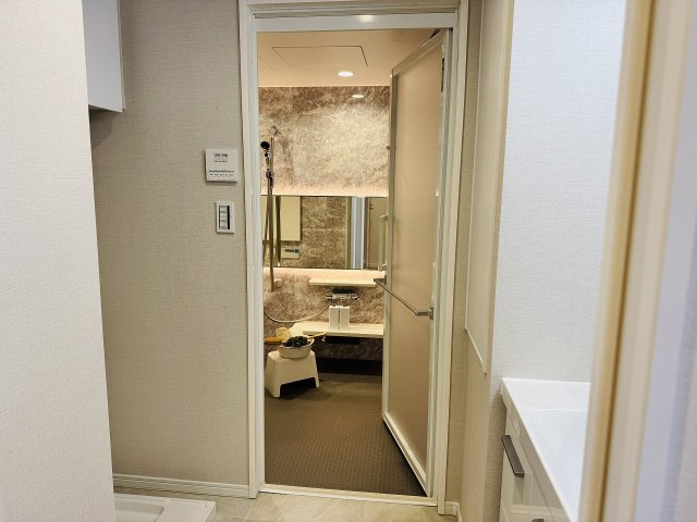 パークフィーネ南大沢４番館の脱衣所|～グレー×ホワイトの清潔感ある脱衣所～
