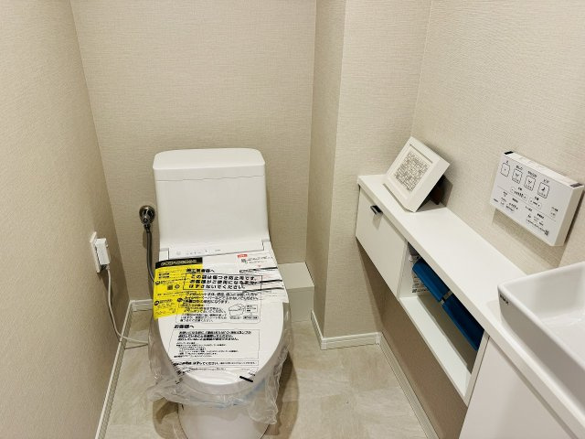 パークフィーネ南大沢４番館のトイレ|～新規交換済、暖房温水洗浄機能付きトイレ　冬場は特に嬉しい機能ですね～
