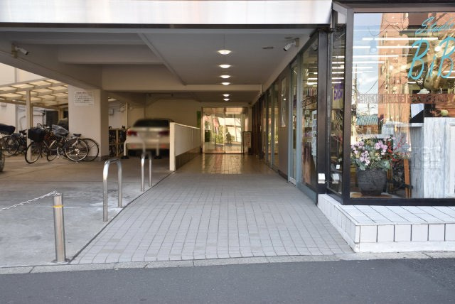 【エントランス】 | 阿佐ヶ谷ダイヤモンドマンション | お客様を、そして住人を出迎えてくれるマンションのエントランス。ゴミが落ちていないことからも、管理状態の良さや住民の節度の高さが見て取れます。～即日のご見学可能～　お問合せはお気軽にどうぞ。
