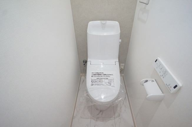 【内観：施工例】 | 平野区長吉六反3丁目 | 【同社による同仕様の施工例】トイレは1階と2階の2ヶ所に完備♪ともに同仕様のシャワートイレです☆