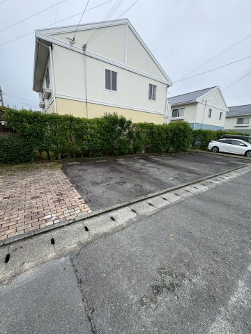 国分ガーデンハイツ　の駐車場