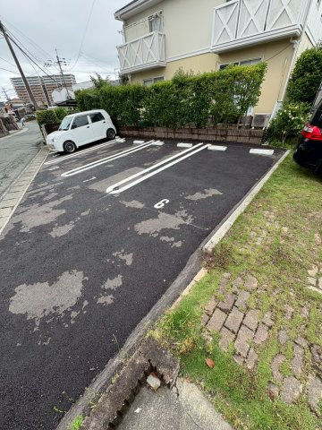 国分ガーデンハイツ　の駐車場