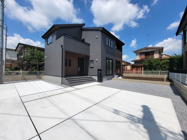 【LiveleGarden】宇都宮市西川田南 第8 限定1邸の前面道路含む現地写真|〇駐車スペース〇
カースペースは最大5台可能！来客対応もラクラク♪将来のライフステージ変化にも柔軟に対応できます♪玄関収納やWICなど、収納も充実のプランです！
※2026年6月撮影